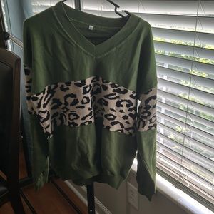 Like new sweatshirt with design